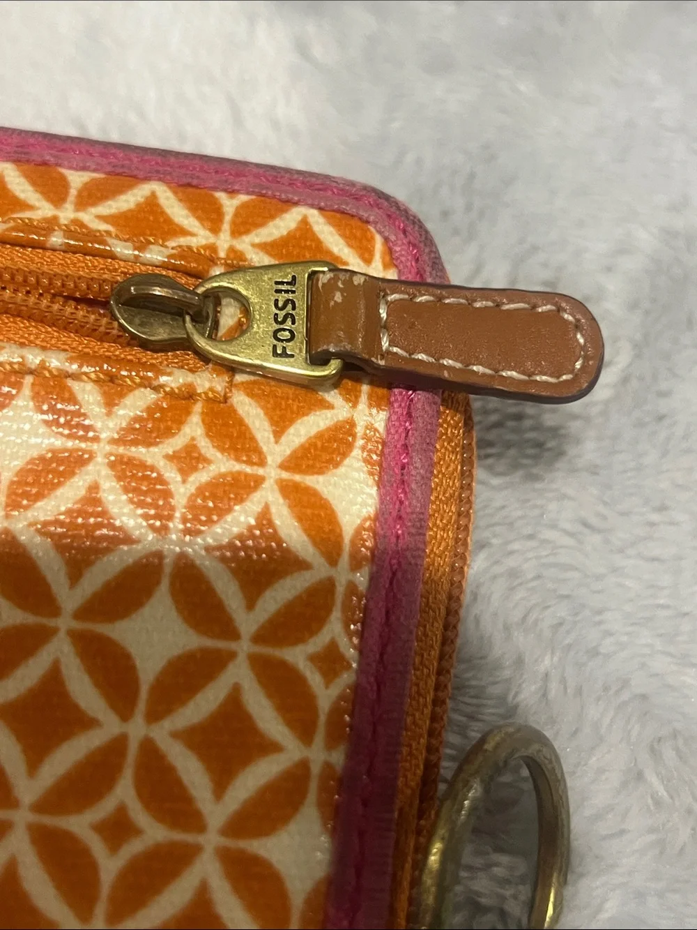 vintage Fossil zip-around wallet styled with an orange and white geometric